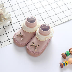 Usine directement en Chine <span class=keywords><strong>pas</strong></span> <span class=keywords><strong>cher</strong></span> maison infantile personnalisé animaux imprime bébé chaussons chaussette chaussures pour enfants avec semelle en caoutchouc pour les enfants - Product Image 1