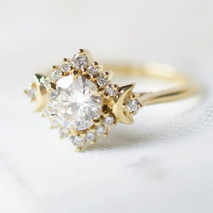 Anillo de Compromiso de Plata de Ley 925 con Baño de Oro Rosa Personalizado, con Moissanita Vintage de 3 Quilates y Engaste de Púas - Product Image 3