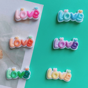 อุปกรณ์ทำเครื่องประดับ DIY กิ๊บติดผม ตัวอักษร LOVE จี้เรซิ่นขนาดเล็ก สำหรับทำเข็มกลัด เคสมือถือ แม่เหล็กติดตู้เย็น - Product Image 3