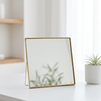 Miroir de table carré en verre avec cadre en laiton et support pliable, design décoratif moderne et minimaliste