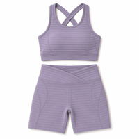 Ensemble 2 pièces de sport matelassé côtelé : Soutien-gorge de sport à col montant et dos croisé & Short cycliste taille en V croisé – Compression pour la gym et le yoga