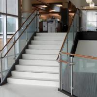 Rampe d'escalier en spirale en fer forgé, acier inoxydable, aluminium, pour balcon intérieur sans cadre en verre, balustrade contemporaine pour hall d'hôtel