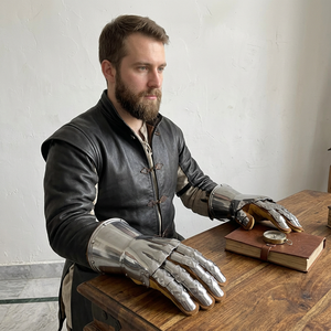 Gants de guerrier médiévaux en acier plaqué argent, style antique, artisanat en métal poli, objet de collection - Product Image 1