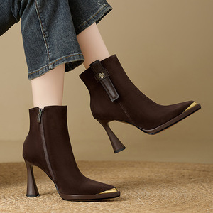 <span class=keywords><strong>Stivaletti</strong></span> da Donna in Camoscio Marrone con Punta Affusolata, Tacco Alto e Suola a Piattaforma, Decorazione in Pelle, Stivali alla Moda per Serate Eleganti - Product Image 1