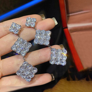 Orecchini Pendenti Geometrici con Micro Zirconi, Gioielli Eleganti e Chic per Donne, Stile Moderno per Uso Quotidiano - Product Image 3