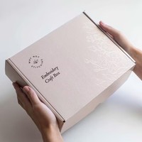Boîte en carton ondulé personnalisée, recyclable et biodégradable, avec doublure en mousse, logo en relief, pelliculage mat, pour expédition de perruques et crèmes pour le visage