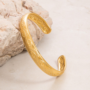 กำไลข้อมือลายดอกไม้ผีเสื้อฉลุลาย ชุบทอง 18K สแตนเลสสตีล สไตล์วินเทจ ของขวัญเครื่องประดับสำหรับผู้หญิง - Product Image 2