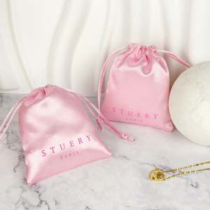 ถุงผ้าซาตินแบบกำหนดเองสำหรับเก็บผมต่อและวิกผม พร้อมริบบิ้นปิดผนึก พิมพ์ลายด้วยสกรีนไหม ใช้เป็นถุงของขวัญ - Product Image 6