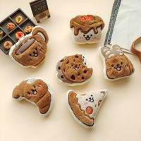 Fournisseur de jouets en peluche : Porte-clés suspendus en forme d'aliments avec perles de sécurité, cadeaux promotionnels, broches, porte-clés en peluche mignons en forme de croissant, jouets