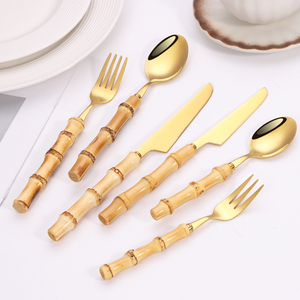 Juego de Tenedor y Cuchara para Servir Ensalada con <span class=keywords><strong>Mango</strong></span> de Bambú Natural Real al por Mayor en Existencia, <span class=keywords><strong>Cubiertos</strong></span> Dorados con <span class=keywords><strong>Mango</strong></span> de Bambú para Hotel y Boda - Product Image 4