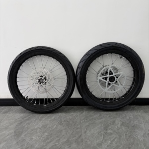 Ensemble de roues Supermoto KYZ 17 pouces 7116-T6 avec moyeu à tirage droit anodisé, jante noire, rayons argentés, disque de frein, pour la course urbaine, mise à niveau professionnelle - Product Image 3