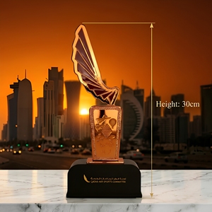 Trofeo Metálico Personalizado, Chapado en Oro, con Forma de Ala y Esmalte Rojo, Grabable, para Premios Empresariales y Recuerdos de Excelencia Corporativa - Product Image 3