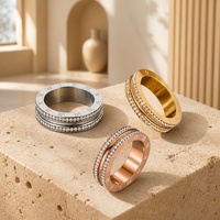 Bague en acier inoxydable plaqué or rose 18 carats avec chiffres romains et double rangée de zircone cubique cultivée en laboratoire pour femme