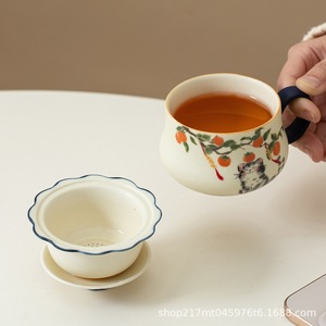 Tasse à thé en céramique « Trois Significations et Mille Régnes » avec couvercle et filtre, motif chat et kaki peint à la main, cadeau de bureau - Product Image 4