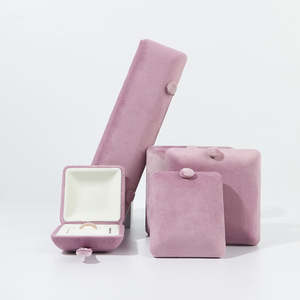 กล่องใส่เครื่องประดับกำมะหยี่สีชมพูสุดหรูแบบกำหนดเองสำหรับแหวน ต่างหู จี้ พร้อมโลโก้จาก JINSKY Wholesale - Product Image 6