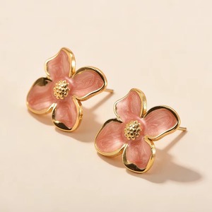 Boucles d'oreilles minimalistes plaquées or 18 carats avec fleur en émail, style français, 4 pétales, bijoux d'oreille à goutte d'huile, pour usage quotidien - Product Image 1