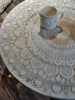 Meubles sculptés de style bohème français, finition antique : table basse sculptée vieillie