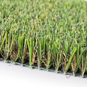 La césped artificial de alta densidad LFL, ecológica y resistente al fuego, se puede personalizar para uso en jardines y patios traseros. - Product Image 2