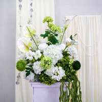 Boule de fleurs artificielles la plus populaire de 50 cm, blanche et verte, avec roses, hortensias et lys, pour la décoration de table de banquet ou de table des amoureux