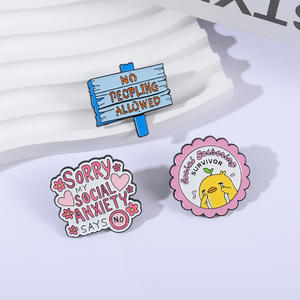 Pin de solapa de esmalte suave con cita humorística sobre ansiedad social y prohibido el contacto con personas, para uso diario y regalo, al por mayor - Product Image 4