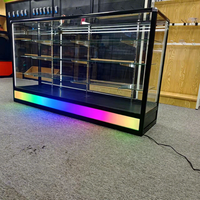 Rauchershop-Dekorationen Aluminiumrahmen Gehärtetes Glas Vitrine mit LED-Beleuchtung Farbiger Sockel Anpassbare Größe