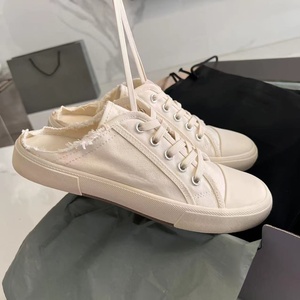 Zapatos de lona desgastados y deshilachados de la marca francesa, hechos a medida, con bordes semicortados, sin talón, estilo casual y sin cordones. - Product Image 2