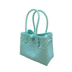 Sac fourre-tout en plastique tressé fait main écologique, résistant à l'eau, pour la plage et le shopping, sac à main artisanal durable - Product Image 2