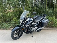 Motocyclettes d'occasion Suzuki GW250 Streetbikes 250cc, moto de tourisme équipée de barres de protection et de coffres latéraux, prix abordable