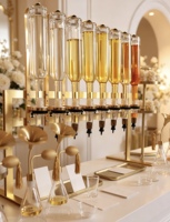 Distributeur de parfum à 8 têtes en or, design original et personnalisé, pour une expérience olfactive individuelle, idéal pour la planification de mariages et la décoration.