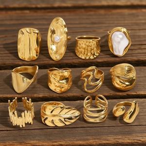 Anillos de Pareja de Acero Inoxidable Chapados en Oro, Joyería de Moda con Grabado Personalizado OEM, Hipoalergénicos, Resistentes al Deslustre, Personalizados para Parejas - Product Image 3