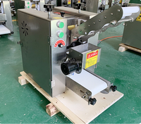 Machine à raviolis commerciale automatique 220V pour la formation de boulettes Moteur de peau de ravioli de viande chinoise inclus pour un usage domestique
