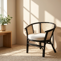 Fauteuil en rotin fait main élégant et raffiné, noir-naturel, pour salon, appartement, mobilier moderne au design minimaliste