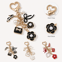Porte-clés Émail Français à Breloque Florale, Élégant Anneau de Clé Fleur, Pendentif Sac à Main Nœud Papillon Camélia Perle, Cadeau pour Femmes et Filles