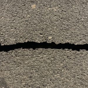 Sellador de juntas de carretera con alta capacidad de puente de grietas para superficies irregulares - Product Image 1