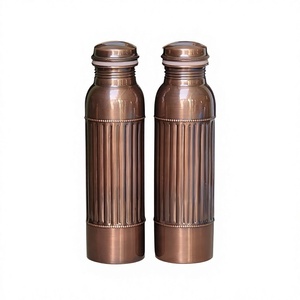 Bouteille d'eau en cuivre côtelée verticale, finition antique, gourde métallique réutilisable, bouteille d'hydratation quotidienne, fournisseur OEM ODM - Product Image 1