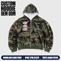 Sudadera con capucha para hombre personalizada de 450GSM, color verde oliva, con estampado de camuflaje Woodland, parche de triple insignia, mangas con remaches, forro blanco y cremallera completa, para ropa urbana.