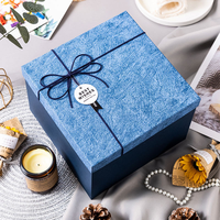 Boîte cadeau carrée en papier kraft avec grand soufflet latéral, design de parfum uni, pour boutique de détail personnalisée