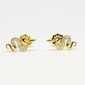 Boucles d'oreilles clous ROXI en argent sterling 925, motif petite serpe, serties de diamants, bijoux délicats en or 18 carats - Product Image 1