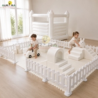 Structures de jeux gonflables commerciales blanches avec design compact en mousse, château gonflable, piscine à balles, tunnel et structure d'escalade pour mariages et locations d'événements