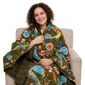 Colcha Kantha Estampada Estilo Bohemio, Manta Verde con Patrón Floral, Cubrecama Cómodo Hecho a Mano Estilo Indio - Product Image 1