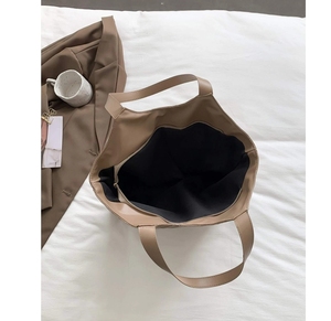 Ensemble sac et chaussures en cuir véritable pour femme Loui, style 5000, avec logo en cristal, décoration en perles, fermeture éclair, doubles poignées - Product Image 4