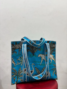 Bolso Tote Acolchado con Estampado de Selva Azul, Hecho a Mano con Estampado Indio |   Bolso de Hombro Reversible de Algodón con Cierre para Mujer - Product Image 5