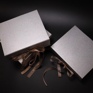 Boîte cadeau magnétique pliable personnalisée en petite quantité, en carton rigide, papier nacré pour sac, emballage de fleurs pour la Saint-Valentin - Product Image 1