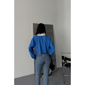 Haut court bleu pour femme avec col montant asymétrique blanc et détails en dentelle brodée, disponible en tailles XS à XL, style écossais formel - Product Image 1