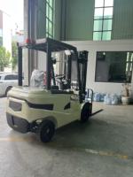 Chariot élévateur contrepoidsé avec batterie lithium-ion et dimensions de fourches réglables pour les opérations de transfert de palettes dans les hubs logistiques