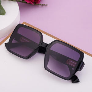 Gafas de Sol Personalizadas para Mujer, Montura Cuadrada, Lentes Negras de PC, Protección UV400, Estilo Instagram, Origen Taizhou LT-6043 - Product Image 5