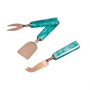 Ensemble élégant de couverts à fromage en métal rose doré avec manche en résine verte pour la table à manger à la maison - Product Image 1