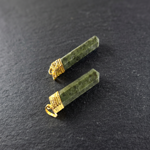 Pendentifs en métal faits à la main en cristal vert naturel, pointe de crayon en pierre, pendentif de guérison, vente en gros - Product Image 1