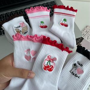 Chaussettes de Pilates antidérapantes pour femmes, chaussettes de yoga <span class=keywords><strong>à</strong></span> volants, chaussettes mi-hautes avec motif brodé et grip, cadeau idéal pour le travail et la danse - Product Image 1