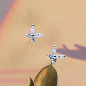 Boucles d'oreilles papillon en or et or blanc avec zircon serti griffe, pour un usage quotidien - Product Image 4